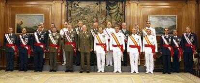 El Rey, junto a los generales de división y vicealmirantes a los que recibió el jueves.