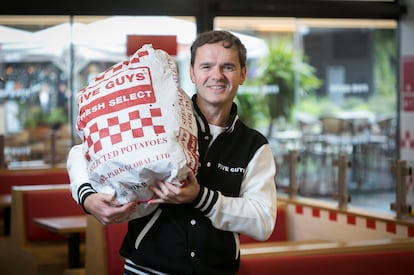 DVD 1258 17.03.25Daniel Agromayor,director general de Five Guys España y Portugal fotografiado en un local de la marca, situado en La Torre Caleido,  en MADRID. Foto: Santi Burgos