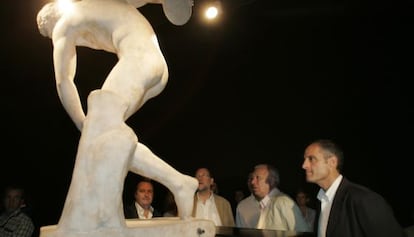 El presidente del Gobierno, Mariano Rajoy, contemplando El discóbolo en el Marq en 2009.