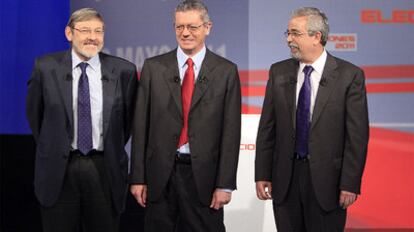 Los tres candidatos sonríen ante de las cámaras durante los instantes previos al comienzo del debate en Telemadrid.