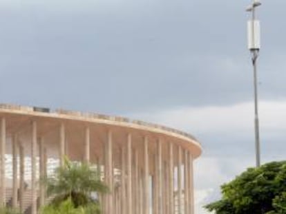 Fotografía de la primera antena para redes de cuarta generación (4G) instalada frente al estadio de fútbol Mané Garrincha, que en junio próximo será sede de la inauguración de la Copa Confederaciones de la FIFA y en 2014 recibirá varios encuentros del Mundial, en Brasilia.