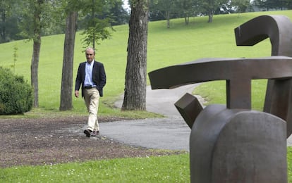 Luis Chillida, hijo del escultor, pasea por el museo en una imagen de archivo