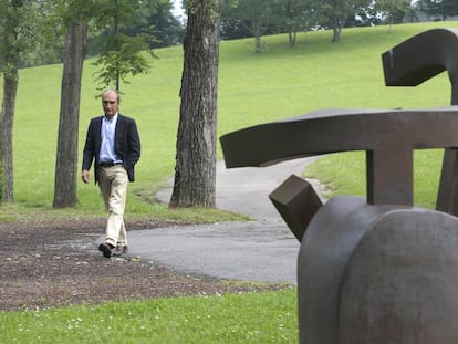 Luis Chillida, hijo del escultor, pasea por el museo en una imagen de archivo