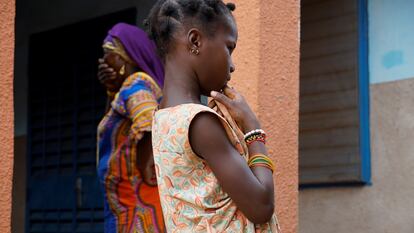 Awa, una mujer desplazada, con su hija, en la Court de la Solidarité de Bobo-Dioulasso, un espacio para personas vulnerables en el oeste de Burkina Faso.