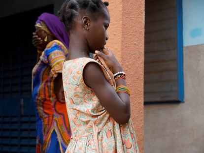 Awa, una mujer desplazada, con su hija, en la Court de la Solidarité de Bobo-Dioulasso, un espacio para personas vulnerables en el oeste de Burkina Faso.