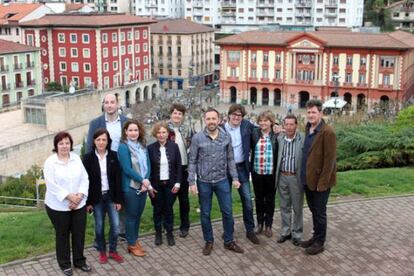 Candidatos del PSE-EE en el Bajo deba, junyo a Denis Itxaso en el centro.