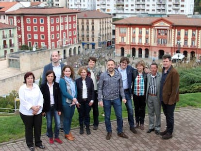 Candidatos del PSE-EE en el Bajo deba, junyo a Denis Itxaso en el centro.