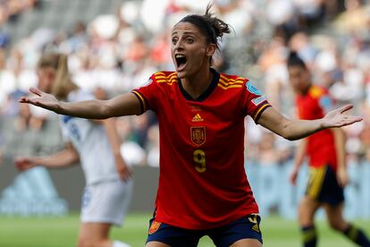 La delantera española Esther González reacciona durante el encuentro del grupo B de la Eurocopa Femenina entre España y Finlandia.