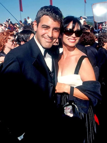 Karen Duffy
	

	Se rumoreó sobre un romance entre George Clooney y la modelo y presentadora de televisión después de que ellos acudiesen juntos a los Emmy en 1995. Tras padecer una enfermedad rara que se le diagnosticó ese mismo año, ahora está casada con John Lambros y tiene un hijo.