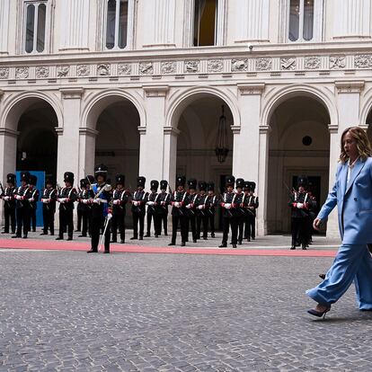 Giorgia Meloni camina en el claustro del palacio Chigi, sede de la presidencia del Gobierno italiano, para recibir al presidente finlandés, el pasado 4 de julio.