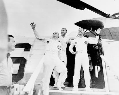 De izquierda a derecha, los astronautas que formaron parte de la tripulación del 'Apolo 8', el comandante Frank Borman, el piloto del módulo lunar William Anders y el piloto del módulo de comando James Lovell saludan al abandonar el helicóptero de rescate, el 27 de diciembre de 1968.