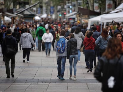 La jornada de Sant Jordi en La Rambla de Barcelona.