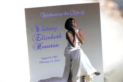Un cartel de Whitney Houston, en un homenaje tras su muerte.