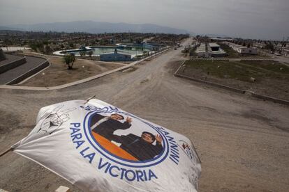 Una bandera kirchnerista flamea en el barrio construido por la organizaci&oacute;n social Tupac Amaru en San Salvador de Jujuy.