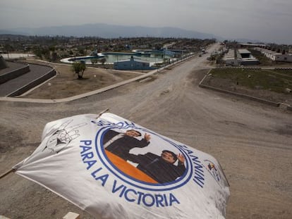 Una bandera kirchnerista flamea en el barrio construido por la organizaci&oacute;n social Tupac Amaru en San Salvador de Jujuy.