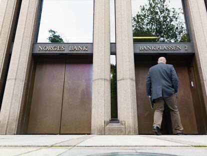 Una persona accede a la sede del banco central de Noruega (Norges Bank).