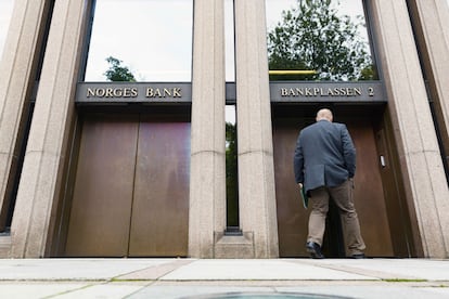 Una persona accede a la sede del banco central de Noruega (Norges Bank).