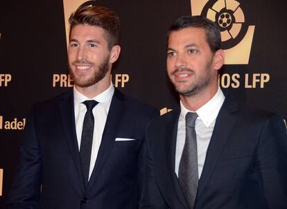 Sergio Ramos y su hermano René, que también es su representante.