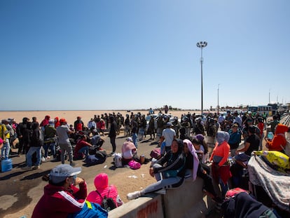 Un grupo de migrantes varados en la frontera entre Chile y Perú, el pasado abril, en la ciudad de Arica (Chile).