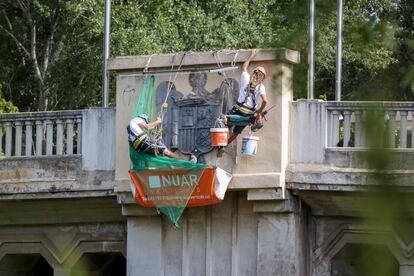 Las águilas presentes en el denominado Pont de l'Aigua, el puente que enlaza los municipios de Girona y Sarrià de Ter, fueron retiradas ayer por tratarse de simbología franquista sin que se vayan a conservar, ya que carecen de valor patrimonial o artístico.