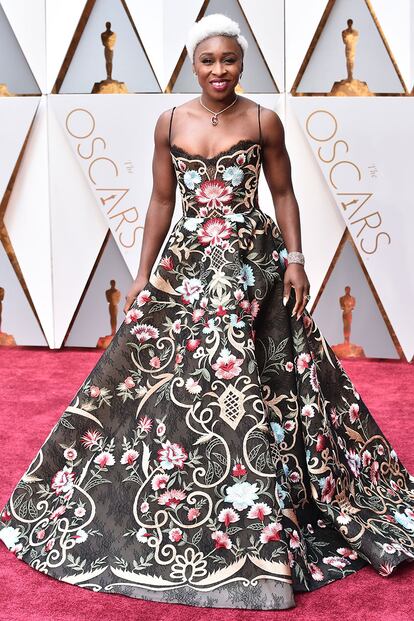 Cynthia Erivo, nominada a mejor actriz por Harriet. 2017 fue el año en el que se estrenó esta recién llegada a la que solo tres películas le han bastado para lograr la nominación. Lo hizo con un colorido vestido del diseñador Paolo Sebastian. Próximamente se pondrá en la piel de Aretha Franklin en una serie televisiva y el papel tiene todos los ingredientes para volverla a hacer brillar.