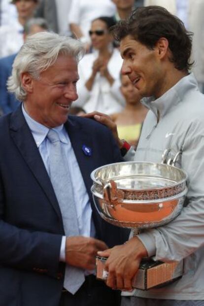 Nadal recibe el trofeo de Bjorn Borg.