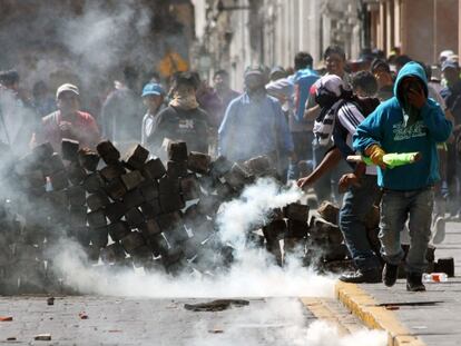 Choque de manifestantes y polic&iacute;as en Arequipa, Per&uacute;