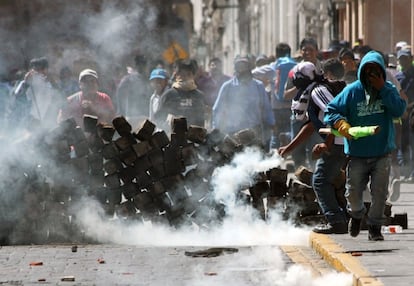 Choque de manifestantes y polic&iacute;as en Arequipa, Per&uacute;