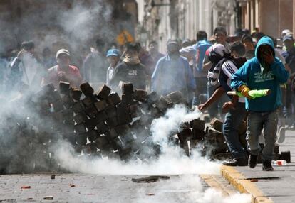 Choque de manifestantes y policías en Arequipa, Perú