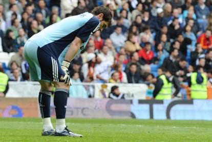 El portero del Madrid Iker Casillas, cabizbajo después del primer gol de Lafita.