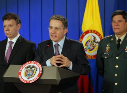 Juan Manuel Santos (izquierda), el año pasado, cuando aún era ministro, acompañado por Álvaro Uribe (centro) y el entonces jefe del Ejército y hoy ministro de Defensa, Freddy Padilla.