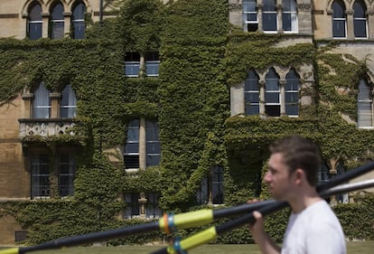 Un estudiante pasea por el parque frente a Christ Church, en Oxford, Reino Unido.