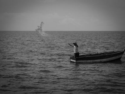 El pescador de Ometepe, Eliezer, sale a pescar con su pequeña red en busca de guapotes y mojarras.