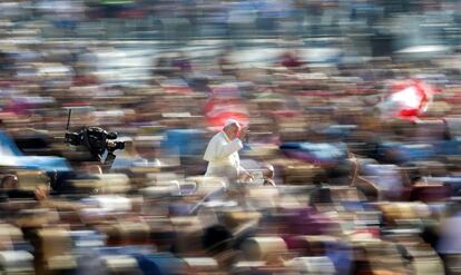 El papa Francisco saluda a su llegada a la audiencia general de los mircoles, en la plaza de San Pedro (El Vaticano).