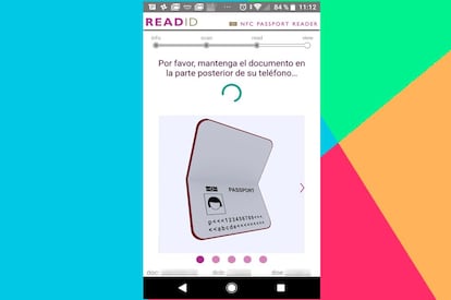 Pie de Foto: Al igual que ocurre con el DNI, el conocido como pasaporte electrónico cuenta con un chip NFC en su interior, que puede enviar información a nuestro teléfono de forma inalámbrica. En el caso del Pasaporte, podemos hacerlo con una app que se encuentra en Google Play y se denomina ReadID - NFC Passport Reader. Los dos requisitos necesarios para que funcione este proceso, es tener un móvil con NFC y un Pasaporte de los conocidos como electrónicos.