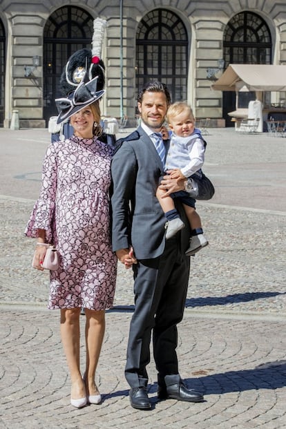 Carl Felipe de Suecia, hermano de Victoria, con su esposa Sofia y el hijo de ambos Alexander.