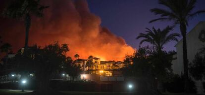 Vista del incendio de Cádiz desde un complejo vacacional cercano a Sotogrande.