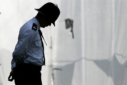 Un policía guarda silencio en Tavistock Square, donde uno de los suicidas hizo estallar una bomba en un autobús.