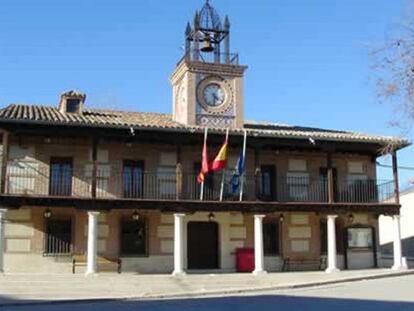 Fachada del Ayuntamiento de Casarrubuelos.