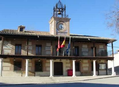 Fachada del Ayuntamiento de Casarrubuelos.