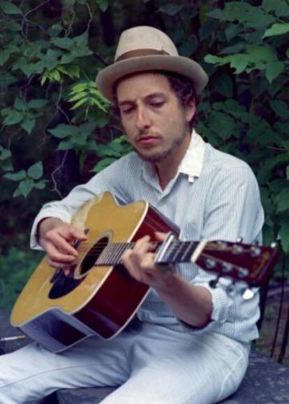 Incorporant poetes Raimon hi modernitzava l’accés, com llavors ja feien cantautors com Bob Dylan.