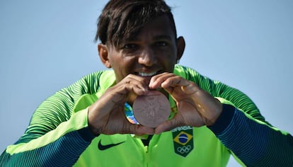 Isaquías Queiroz, con la medalla de plata en Río 2016.