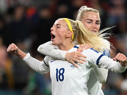 Kelly y Greenwood festeja el triunfo de Inglaterra sobre Nigeria tras la tanda de penaltis.