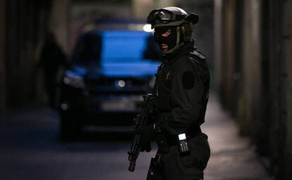 Un agent del Grup Especial d'Intervenció dels Mossos d'Esquadra, en una imatge d'arxiu.
