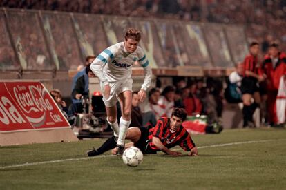 Waddle supera a Maldini en el Velodrome en marzo de 1991.