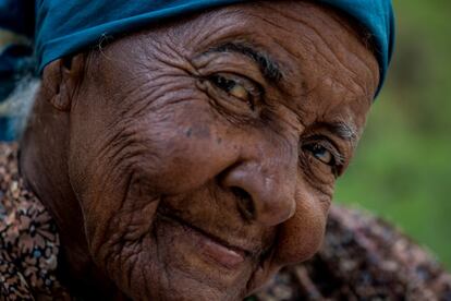 Lidia Heredia Grinom tiene 86 años y comparte casa con su hijastra enferma. Su marido murió hace 15 años. Por las tardes, vende cigarrillos y bolsas de plástico en una concurrida calle que lleva a la estación de autobuses de Santiago de Cuba. Necesita esos ingresos adicionales para vivir.