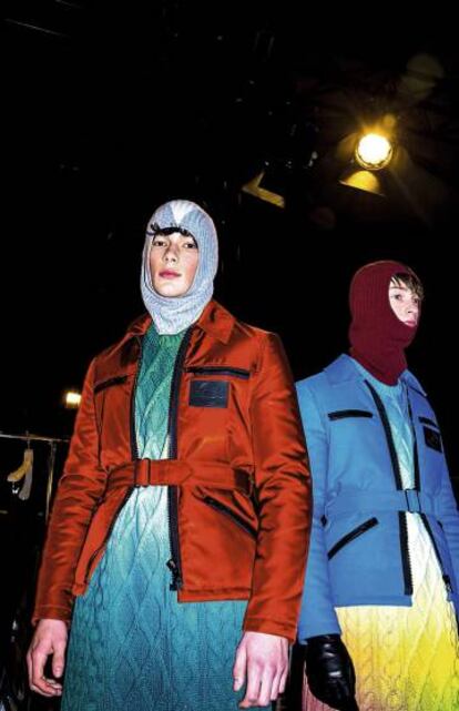 Dos modelos en el ‘backstage’ de su desfile para el próximo inverno.