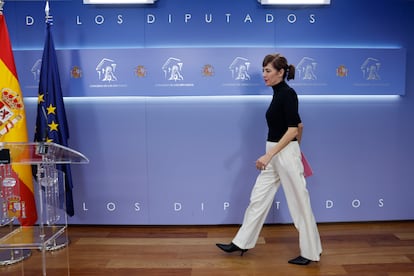 La portavoz de Sumar, Marta Lois, este jueves en la sala de prensa del Congreso.