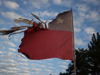 Una bandera ondea en Peumo, en las afueras de Rancagua, Chile