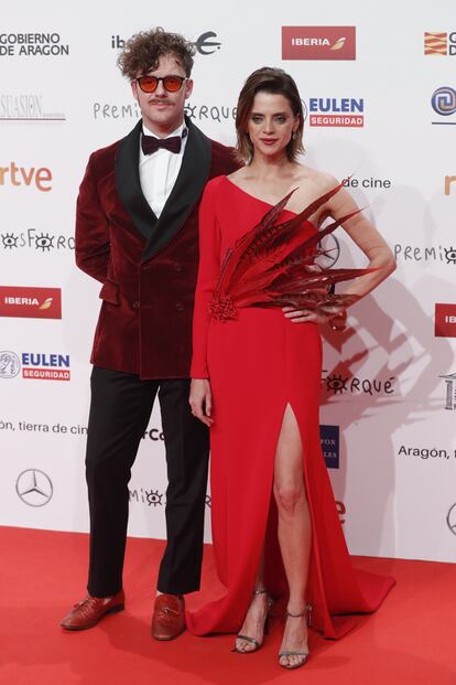 Macarena Gómez junto Aldo Comas. La actriz lució un vestido asimétrico con grandes plumas como adorno del diseñador Aldo.